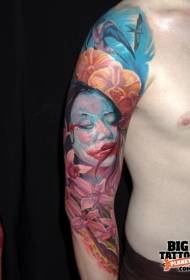 Portret de femei colorate în stil realism colorat cu tatuaj de flori