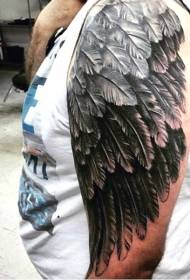 Velika ruka vrlo realističnog uzorka tetovaže od crnog perja