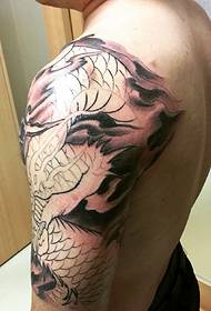 Мъжка черна и бяла зла дракон половин татуировка снимка