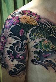 Il modello del tatuaggio del calamaro della mezza armatura è giovane ed energico