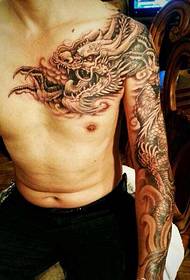 Klasické pekné tetovanie s drakom na polovičné brnenie