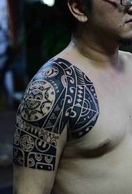 I-Handsome masculine kwisiqingatha seMayan tattoo