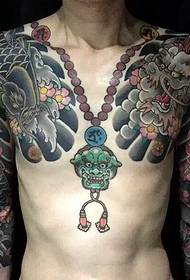 Тоа е убава двојна половина тетоважа што мажите сакаат да ја имаат.