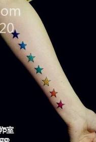 Padrão de tatuagem pentagrama colorido de braço de menina