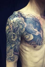 Красив черно-бял зъл дракон половин броня татуировка снимка