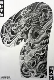 Recomenda un patrón tradicional de tatuaxe de medio dragón