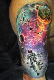 Immagine di tatuaggio astronauta stile spalla colore futuristico