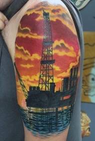 Torre de óleo de estilo industrial de brazo grande e patrón de tatuaxe mariña