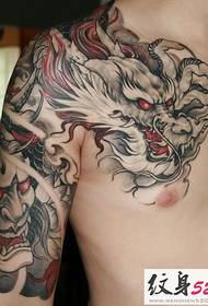 Dominirajući nad zmajem ramena pola tetovaža