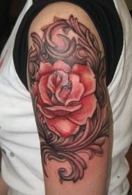 Crvena ruža u boji ramena ukrašena je slikama s tetovažama
