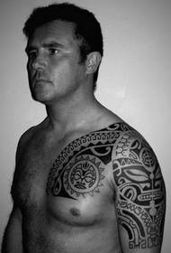 Tatuaje medio afiado dos homes europeos e americanos