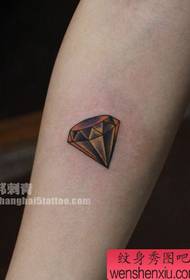 Рака популарна шема на тетоважи со дијаманти
