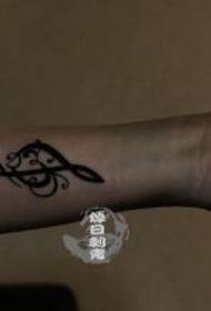 Kicsi, szép megjelenésű totem tetoválás mintázat