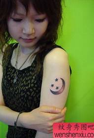 Kecantikan bulan lengan tato bintang berujung lima