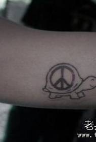 Момиче дете ръка ръка сладка малка костенурка антивоенно лого модел татуировка