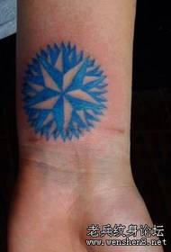 Tatuaj stelat pentagram colorat la încheietura mâinii