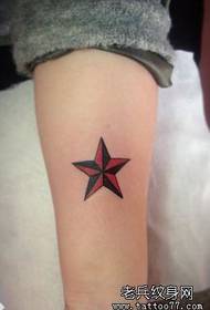 女生手臂彩色小巧的五芒星纹身图案