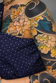 Personalidade boa e elegante, brazo de flores, tatuaxe medio afiado