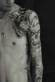 Černobílé totální tetování poloviční délky s vysokou návratností