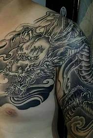 ຮູບແບບ tattoo ມັງກອນເຄິ່ງສີ ດຳ ແລະສີຂາວທີ່ດີເລີດ