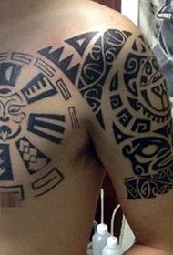 Zoo nraug txiv neej lub hwj txwv tattoo