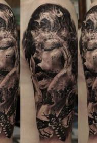 Braccio soprannaturale ritratto di donna e farfalla tatuaggio