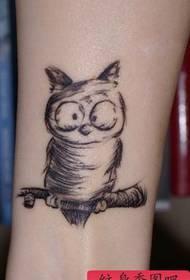 手臂纹身图案:手臂简洁猫头鹰纹身图案