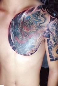 Mezza armatura di colore sopra la spalla come il tatuaggio di tartaruga