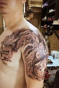 Motivo del tatuaggio a mezza armatura in bianco e nero combinato con loto e calamari