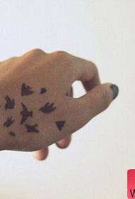 Mergaitės ranka, totemo paukščio tatuiruotės modelis