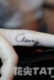 Dito della ragazza bello modello del tatuaggio di alfabeto inglese