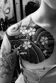 Tatuaggio del tatuaggio a mezza armatura in bianco e nero super perfetto