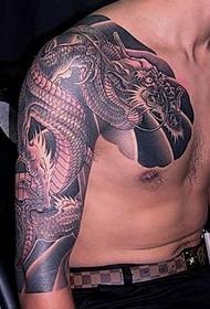 Kjekk klassisk halvt dragon-tatovering