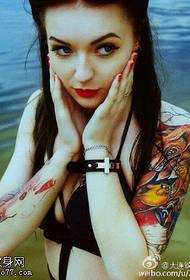 Modello di tatuaggio elegante bellezza sexy europea e americana