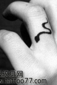 Modello di tatuaggio serpente totem dito bello