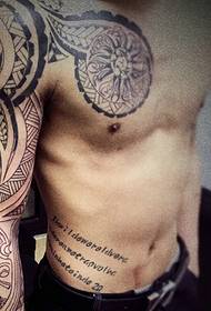 Mezza foto di un tatuaggio da ragazzo super perfetta