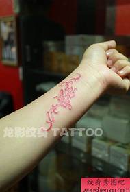 Meisje zoals arm kleur totem vlinder wijnstok tattoo patroon
