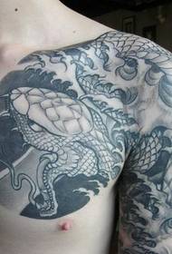 Vīrietis, dominējošs pus čūskas totēma tetovējums
