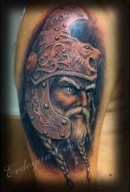 Na ramenu obojen vikinški uzorak portreta tetovaža