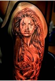 Рамена смеђа секси девојка са узорком тетоваже ружа