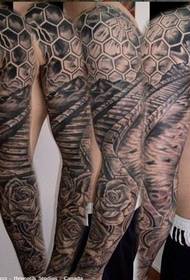Rankos rožės tatuiruotės modelis