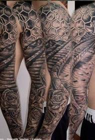 Modello tatuaggio braccio rosa
