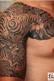 Csinos divat férfi félpáncél tetoválás