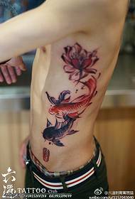 Ŝafido kunmeta nigra kaj ruĝa duobla fiŝo lotuso tatuaje