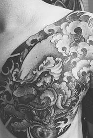 Vrlo elegantna osobna crno-bijela tetovaža pol oklopa
