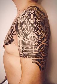 Super cool klassiek half armor tattoo-patroon