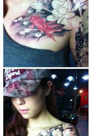 Freehand prachtige reade tattoo fan lotusblommen