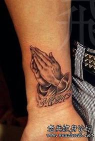 Model de tatuaj de mână de rugăciune pe braț