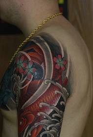 Immagine di un mezzo tatuaggio abbagliante con sirena e calamari