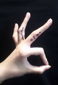 Dedo de nena patrón de tatuaxe de estrelas de cinco puntas